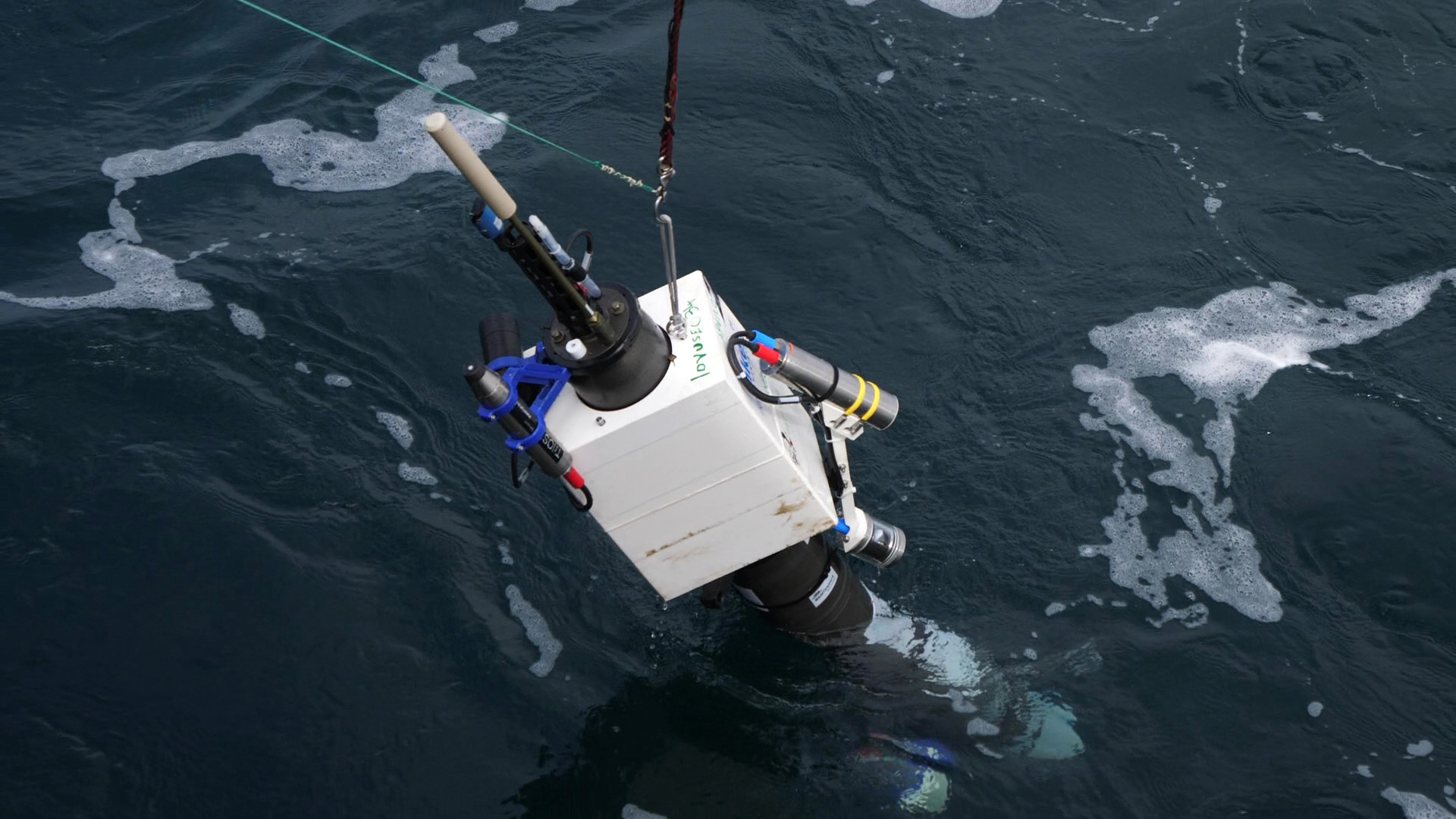 Mise à l'eau d'un flotteur BGC Argo équipé d'un UVP (Underwater Video Profiler), permettant de compter les particules et le plancton, depuis le navire océanographique Thalassa, dans le cadre de la campagne océanographique APERO. Les flotteurs Argo constituent un réseau mondial d'instruments sous-marins qui fournissent des mesures en temps réel par satellites.   La campagne océanographique APERO vise notamment à mieux comprendre le mécanisme par lequel de grandes quantités de CO2 sont absorbées dans les eaux de l’océan profond (pompe biologique océanique), en particulier dans la zone située entre 200 et 1 000 mètres de profondeur (zone mésopélagique). La mission, menée entre juin et juillet 2023, a mobilisé plus de 120 scientifiques internationaux de multiples disciplines, dont 65 scientifiques à bord de deux navires océanographiques de la Flotte océanographique française, le Thalassa et le Pourquoi Pas?. L'équipe a réalisé des observations et des prélèvements dans l'Atlantique Nord-Est, au sud-ouest de l’Irlande. Les données collectées permettront une identification plus fine des processus biogéochimiques liés aux conséquences du changement climatique sur la capacité de l’océan à absorber le carbone.   UMR6539 Laboratoire des sciences de l'environnement marin ,UMR7093 Laboratoire d'océanographie de Villefranche ,UMR7144 Adaptation et diversité en milieu marin ,UMR7205 Institut de Systématique, Evolution, Biodiversité ,UMR7294 Institut Méditerranéen d'Océanologie ,UMR7621 Laboratoire d'océanographie microbienne ,UMR8187 Laboratoire d'océanologie et de géosciences ,UMR6004 Laboratoire des sciences du numérique à Nantes ,UAR855 Division technique de l'INSU  20240037_0026