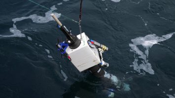 Mise à l'eau d'un flotteur BGC Argo équipé d'un UVP (Underwater Video Profiler), permettant de compter les particules et le plancton, depuis le navire océanographique Thalassa, dans le cadre de la campagne océanographique APERO. Les flotteurs Argo constituent un réseau mondial d'instruments sous-marins qui fournissent des mesures en temps réel par satellites.   La campagne océanographique APERO vise notamment à mieux comprendre le mécanisme par lequel de grandes quantités de CO2 sont absorbées dans les eaux de l’océan profond (pompe biologique océanique), en particulier dans la zone située entre 200 et 1 000 mètres de profondeur (zone mésopélagique). La mission, menée entre juin et juillet 2023, a mobilisé plus de 120 scientifiques internationaux de multiples disciplines, dont 65 scientifiques à bord de deux navires océanographiques de la Flotte océanographique française, le Thalassa et le Pourquoi Pas?. L'équipe a réalisé des observations et des prélèvements dans l'Atlantique Nord-Est, au sud-ouest de l’Irlande. Les données collectées permettront une identification plus fine des processus biogéochimiques liés aux conséquences du changement climatique sur la capacité de l’océan à absorber le carbone.   UMR6539 Laboratoire des sciences de l'environnement marin ,UMR7093 Laboratoire d'océanographie de Villefranche ,UMR7144 Adaptation et diversité en milieu marin ,UMR7205 Institut de Systématique, Evolution, Biodiversité ,UMR7294 Institut Méditerranéen d'Océanologie ,UMR7621 Laboratoire d'océanographie microbienne ,UMR8187 Laboratoire d'océanologie et de géosciences ,UMR6004 Laboratoire des sciences du numérique à Nantes ,UAR855 Division technique de l'INSU  20240037_0026